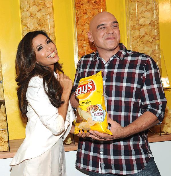 Eva Longoria and Symon promote Lays chips